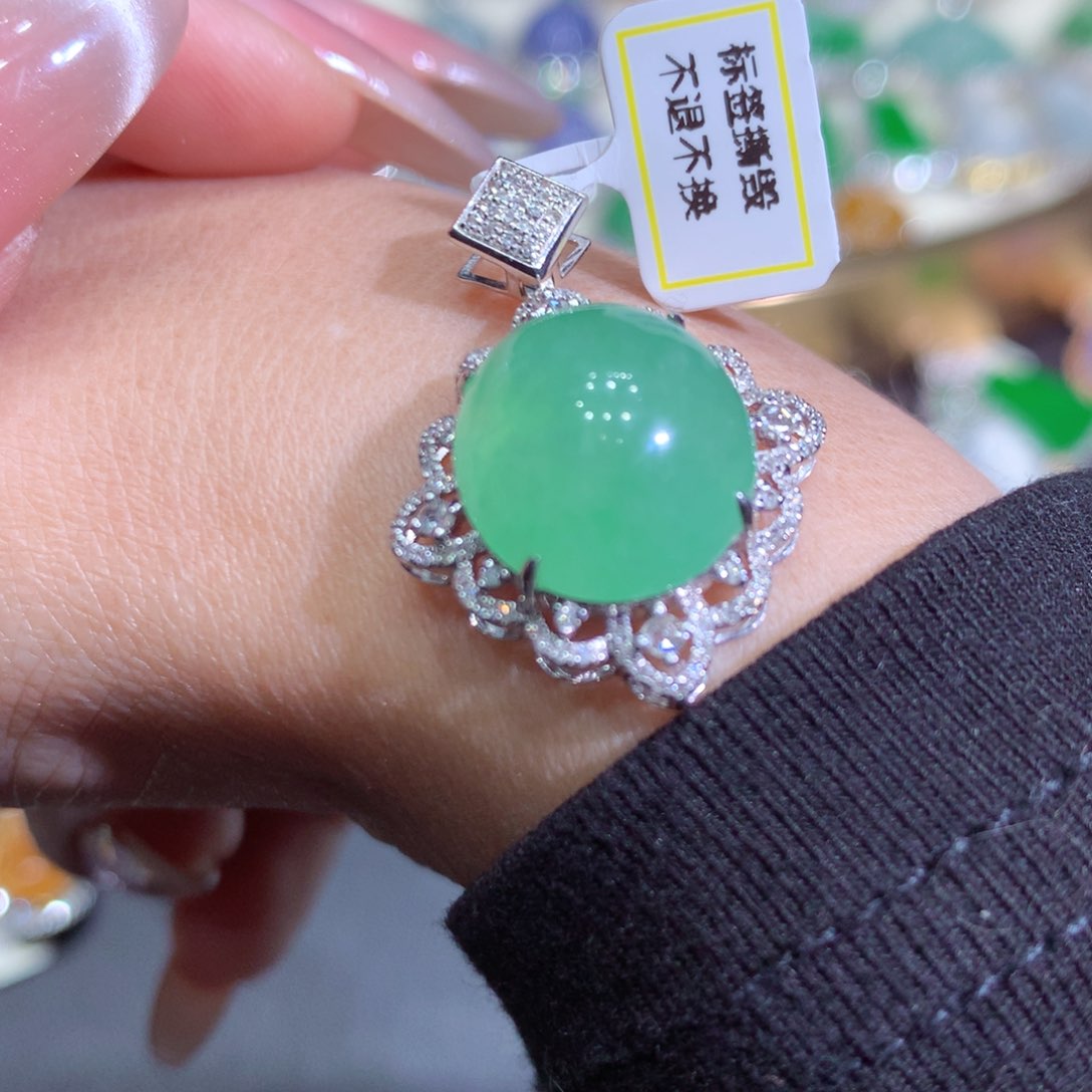 翡翠吊坠(赠链)18K金镶嵌