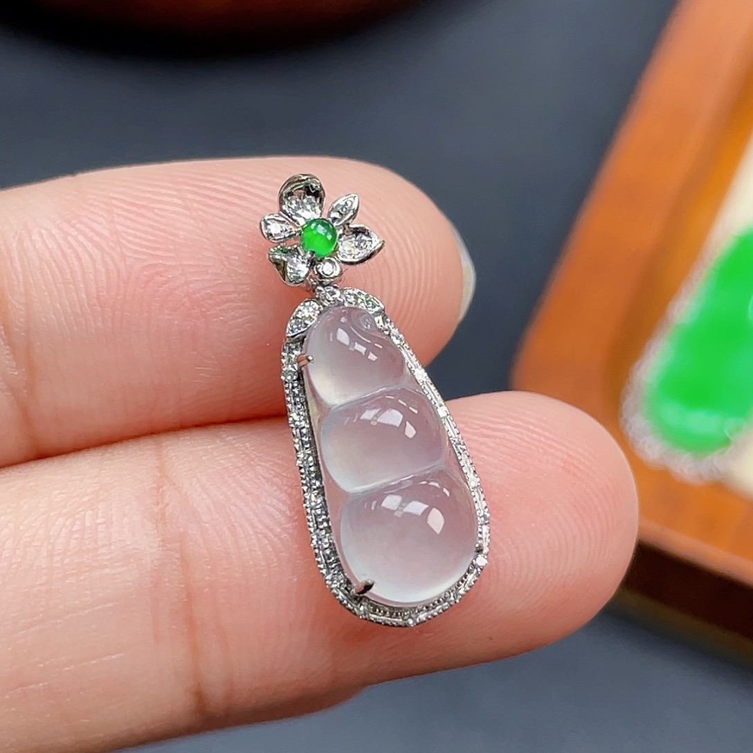 翡翠18K金镶嵌颈饰冰吊坠