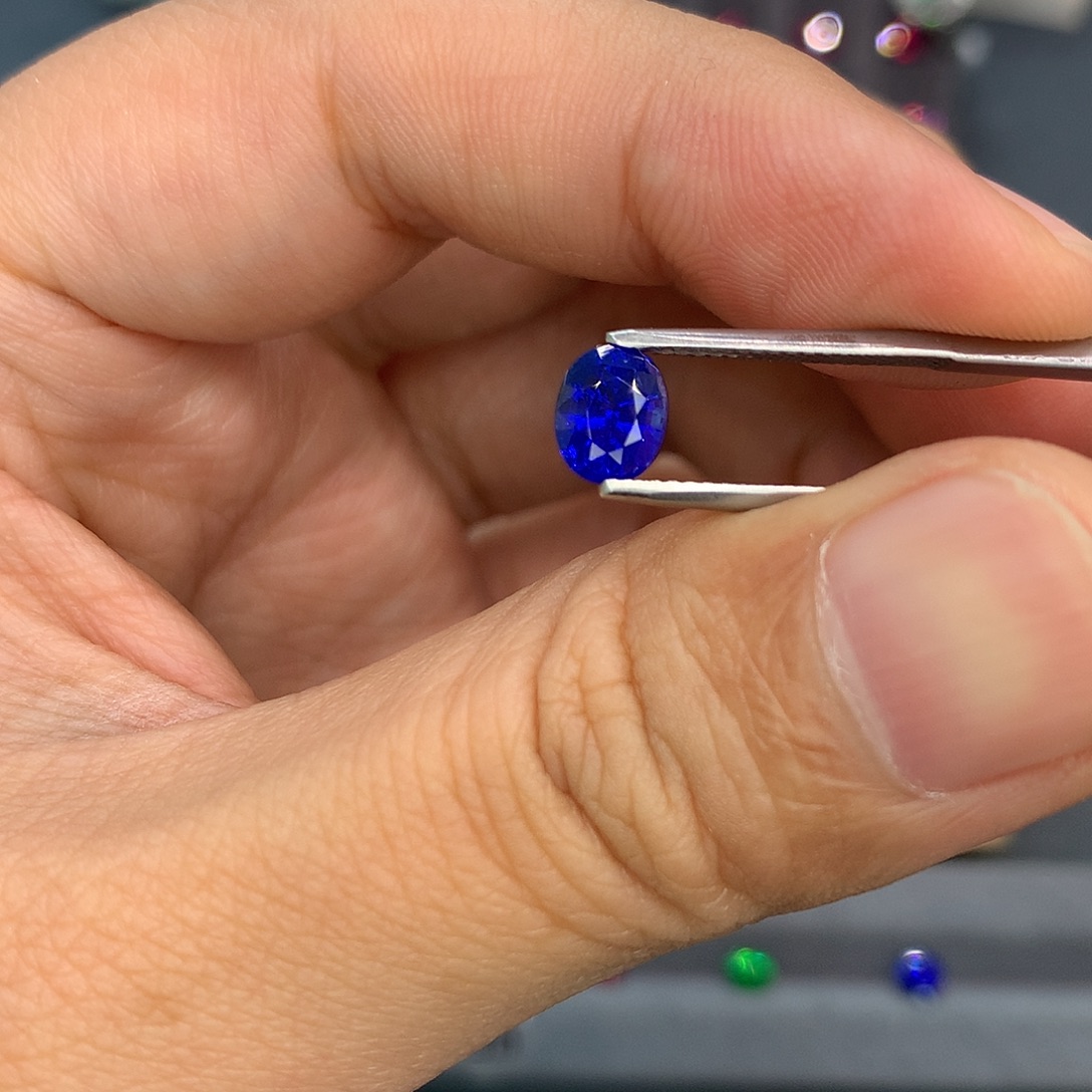蓝宝石裸石1.34克拉吉尔德天鹅绒皇家蓝