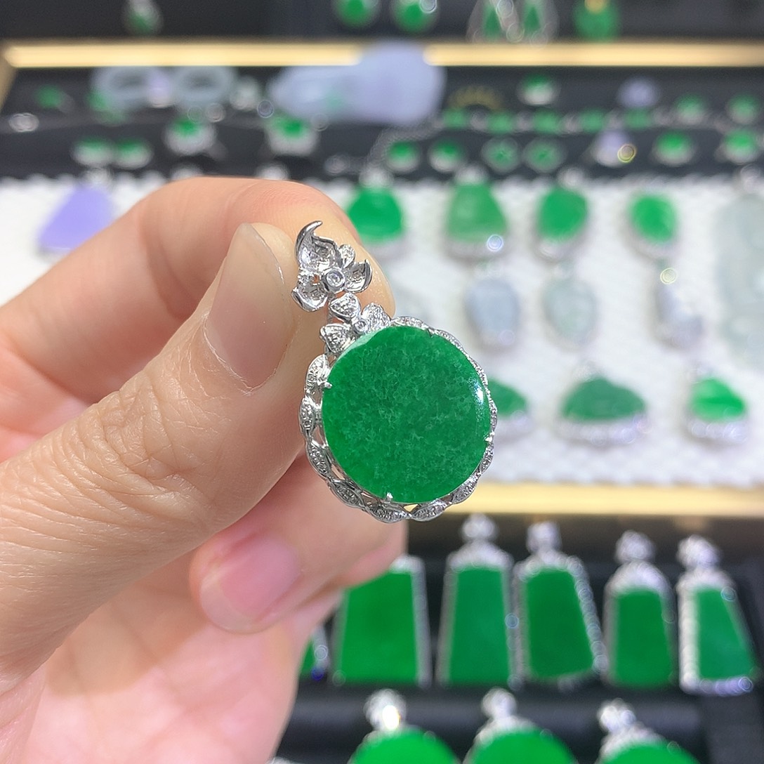 颈饰18K金镶嵌翡翠吊坠