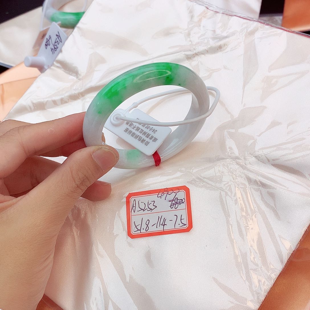 翡翠手镯未镶嵌翡翠