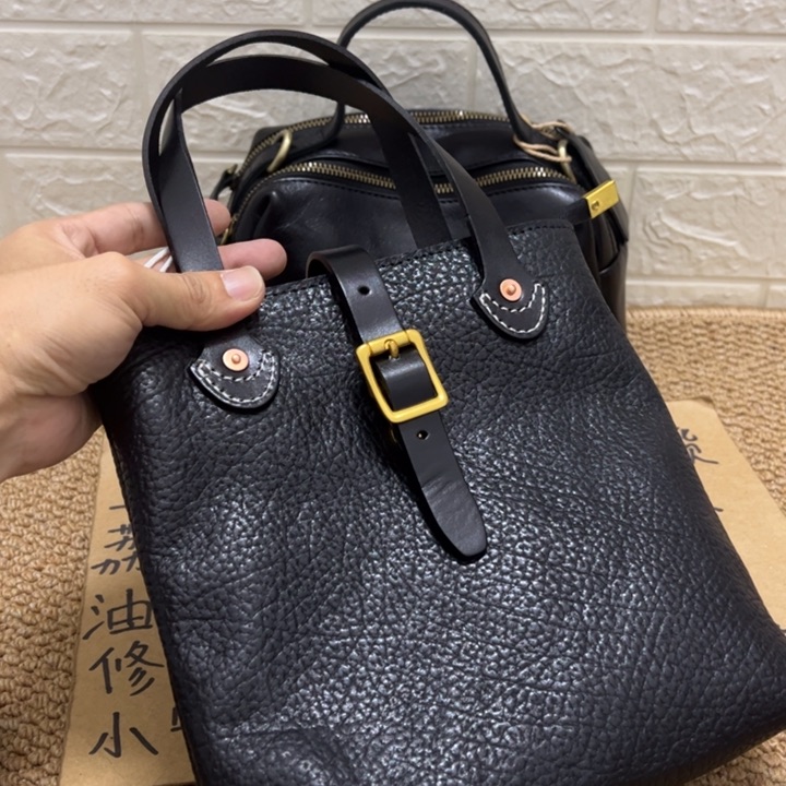 黑色。头层牛皮真皮包包