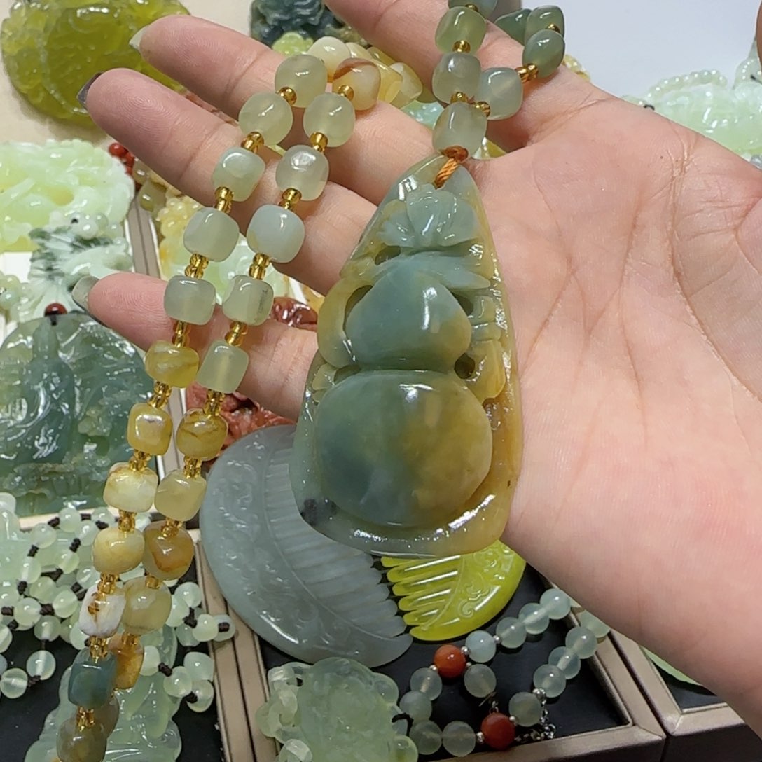 未镶嵌蛇纹石玉吊坠