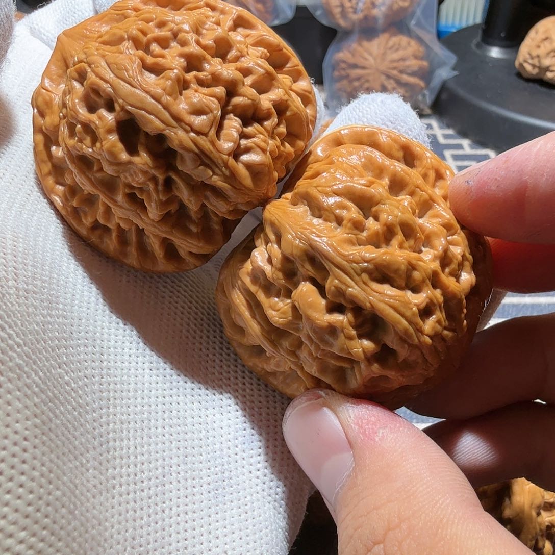 文玩核桃把件太*雨红锦鲤