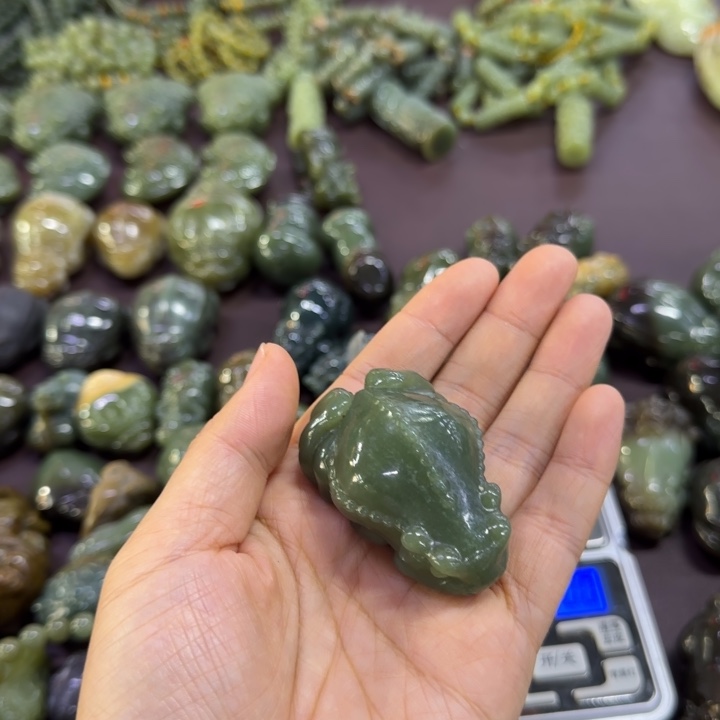 轻***月颈饰未镶嵌岫岩河磨玉（透闪石质玉）