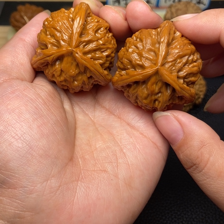 文玩核桃把件太**步工艺三棱