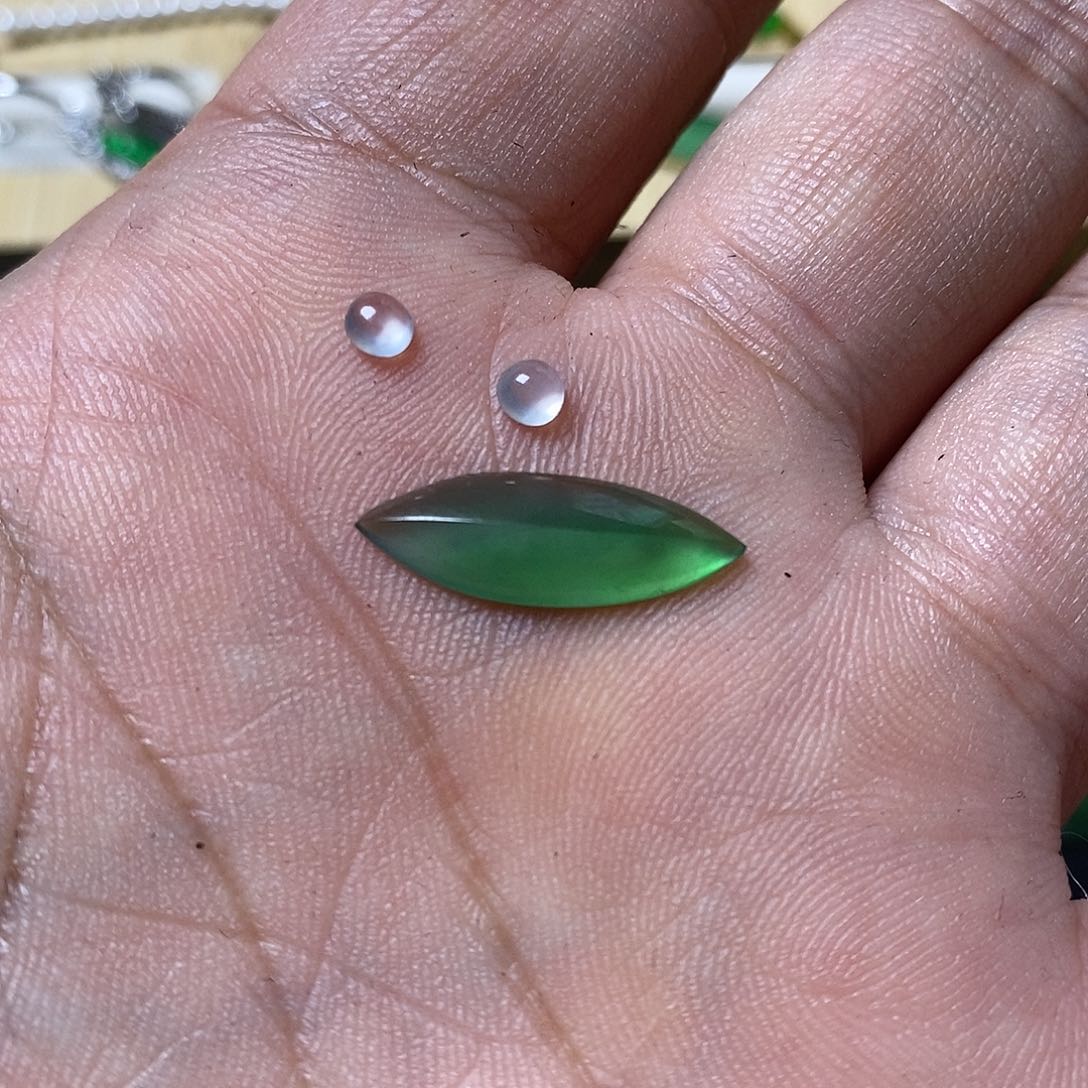 翡翠颈饰未镶嵌?***a马眼白蛋共三件