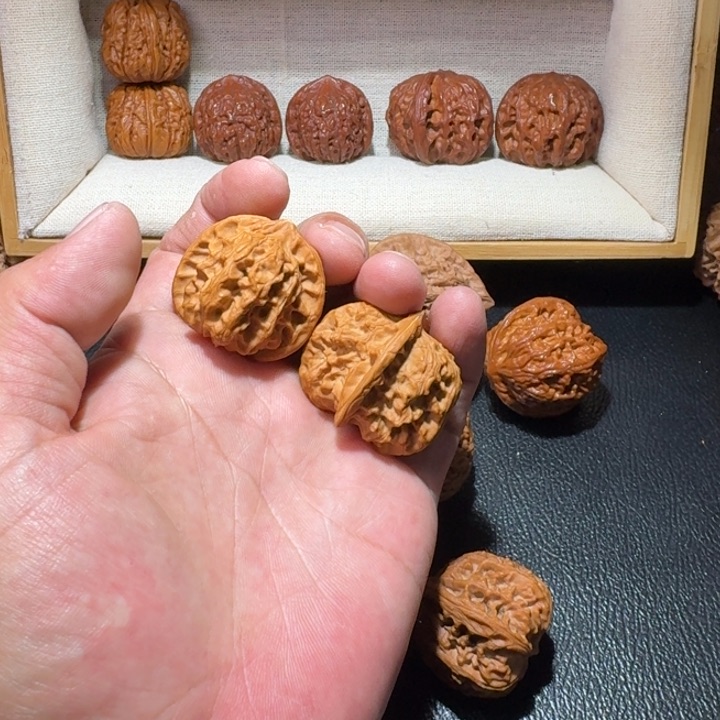 文玩核桃把件蓟县红马蹄磕尖有黄