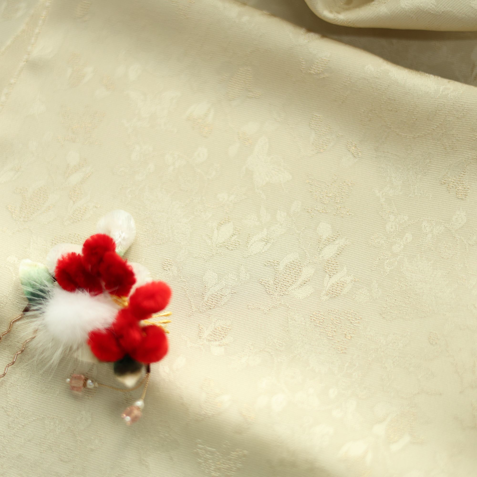 W13809J纹意匠淡黄色双蝶玉兰纹织金桑蚕丝面料幅宽138