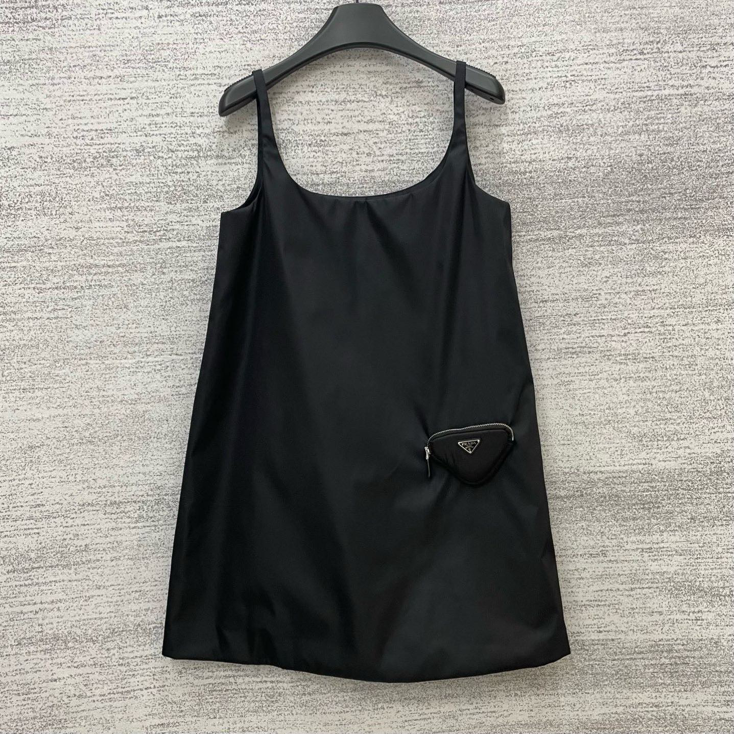 未使用 Prada/普拉达 A100370/黑色三角标吊带连衣裙/40码