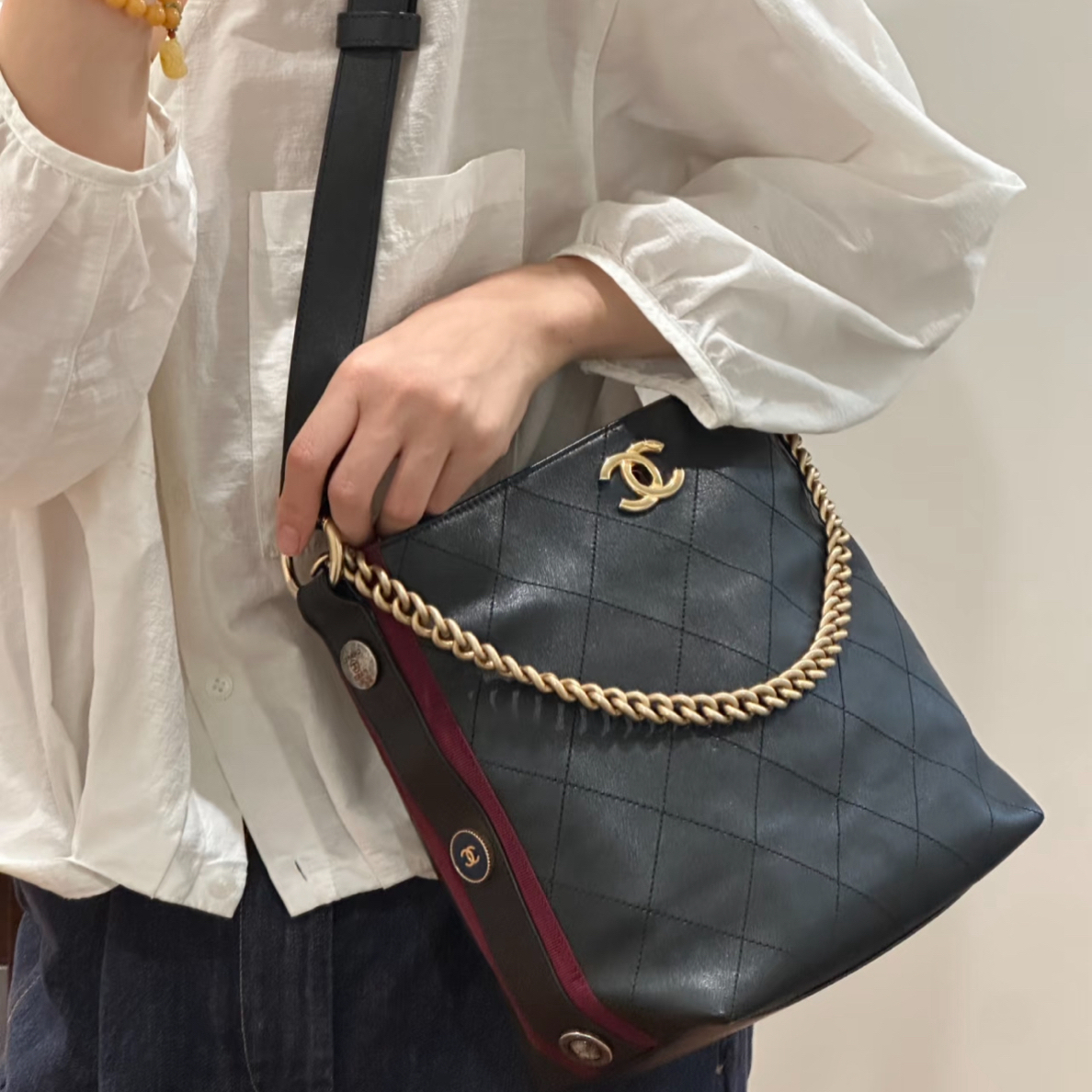 95新 Chanel/香奈儿 徽章嬉皮水桶酒红滚边小号 有标无卡 51397