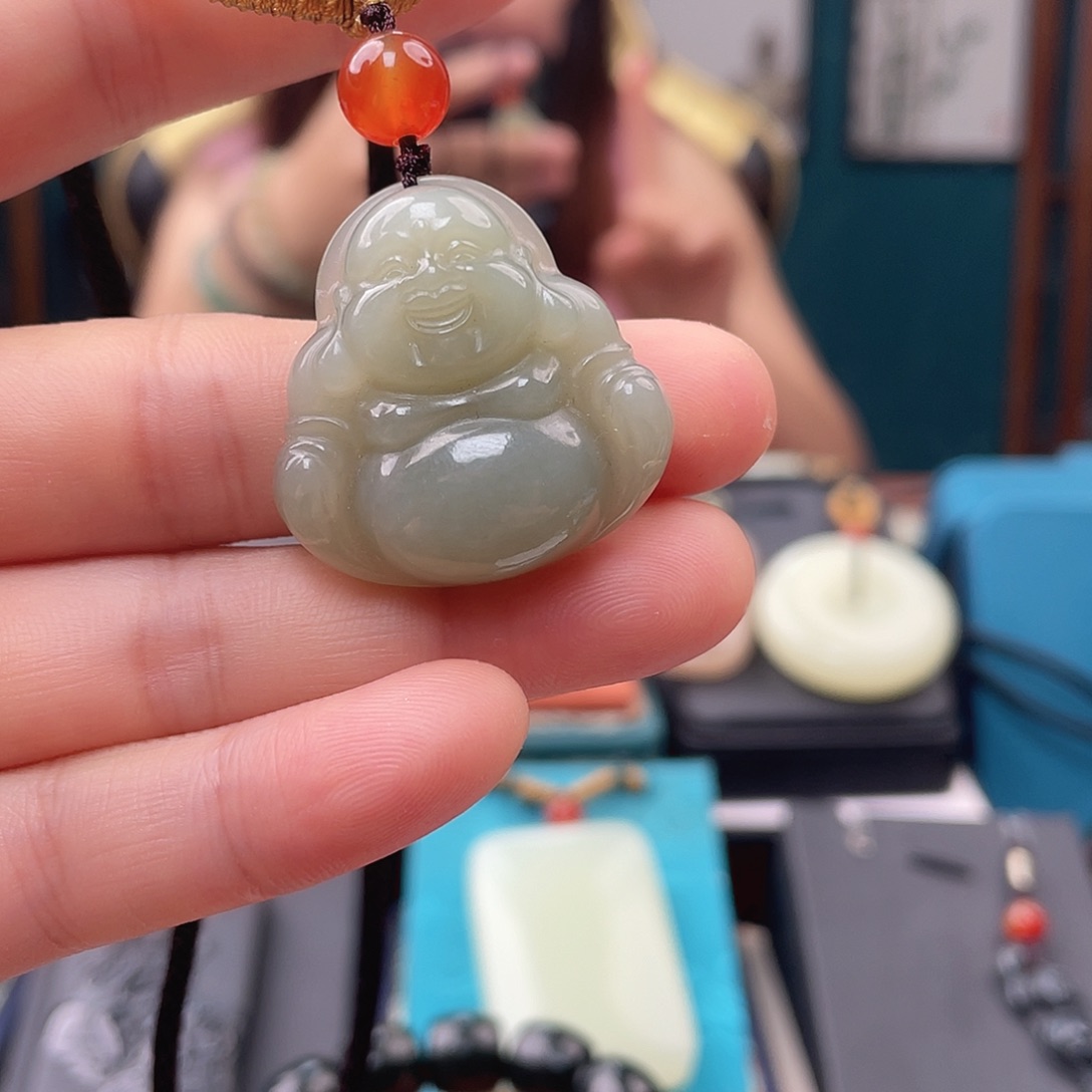 和田玉未镶嵌颈饰佛