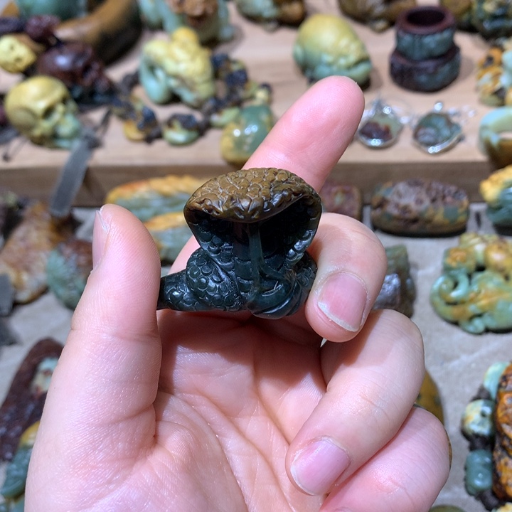 未镶嵌岫岩河磨玉（透闪石质玉）挂件