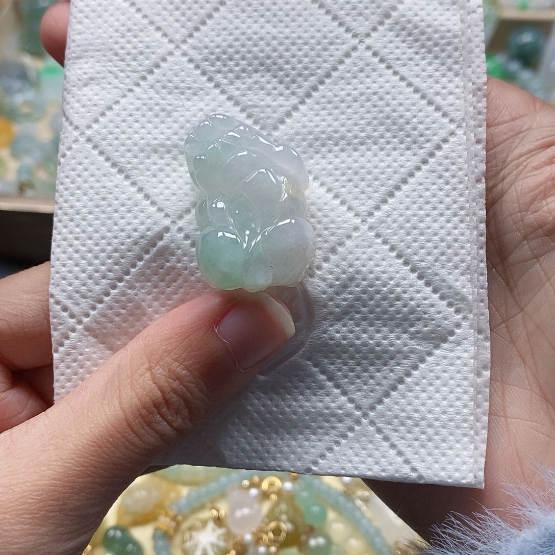 翡翠颈饰未镶嵌闪