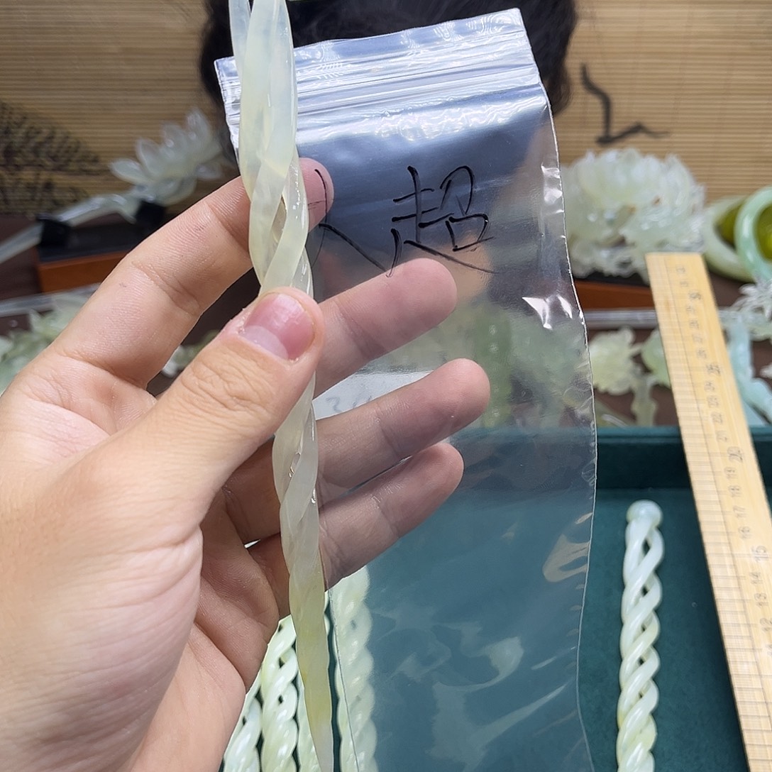 大***超蛇纹石玉未镶嵌发饰