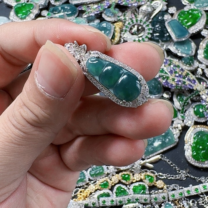 翡翠颈饰未镶嵌天然A货翡翠放漏