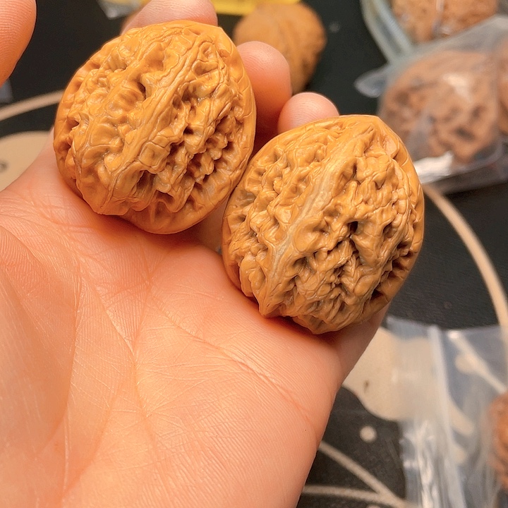 文玩核桃吊坠红锦鲤一对