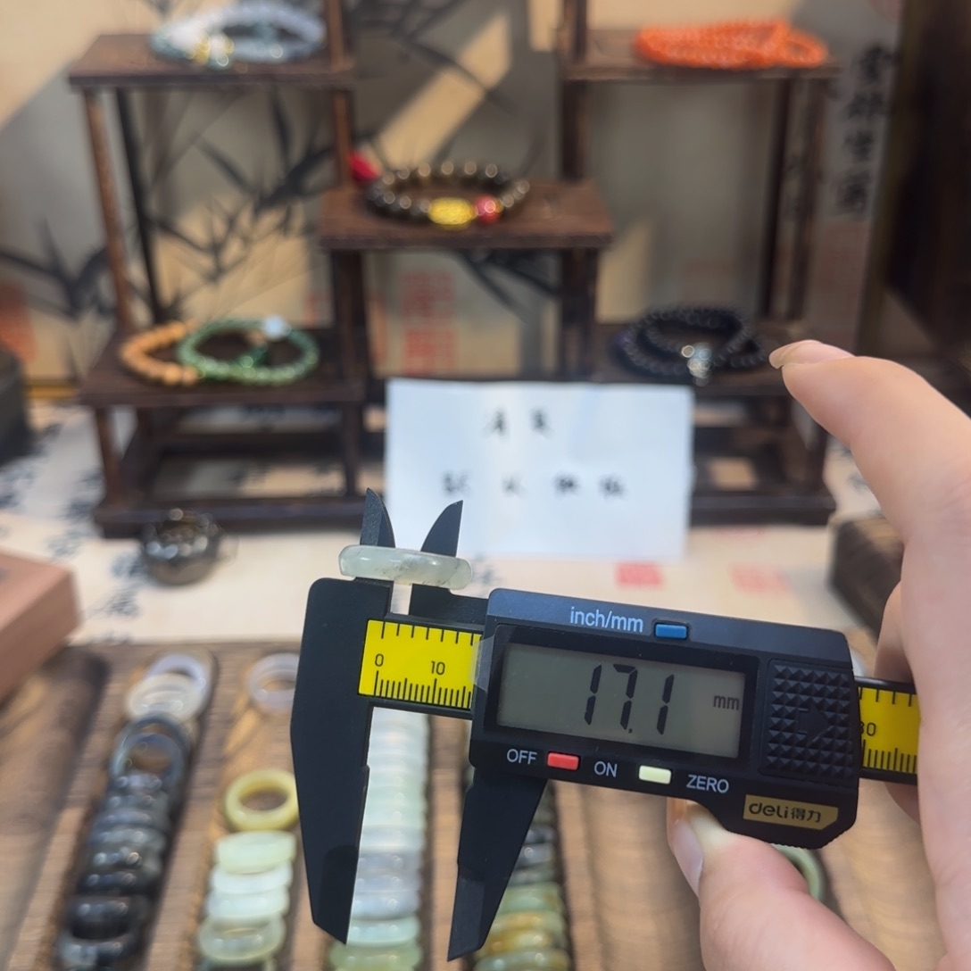 蛇纹石玉颈饰合金