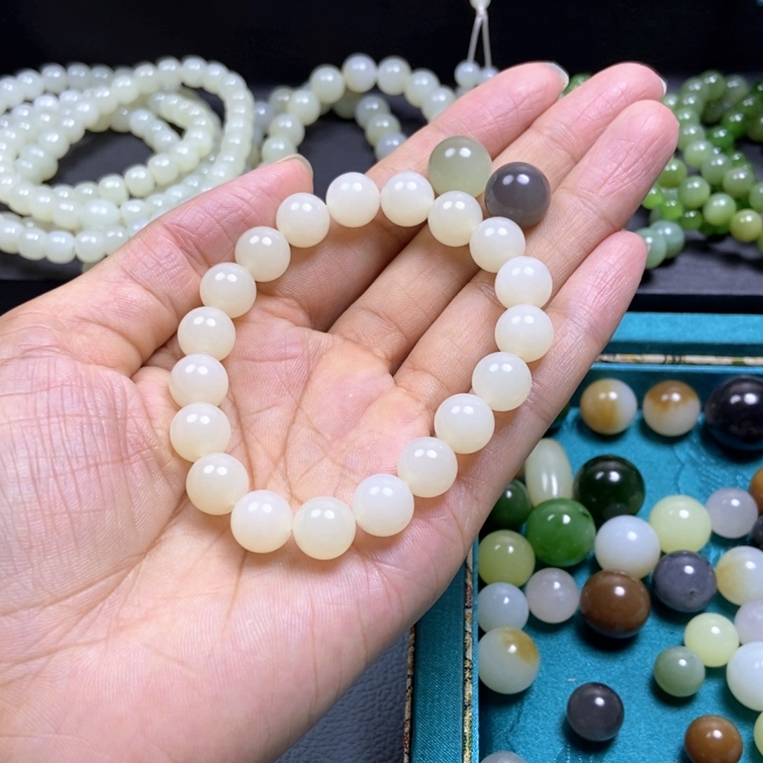 王***德和田玉未镶嵌颈饰