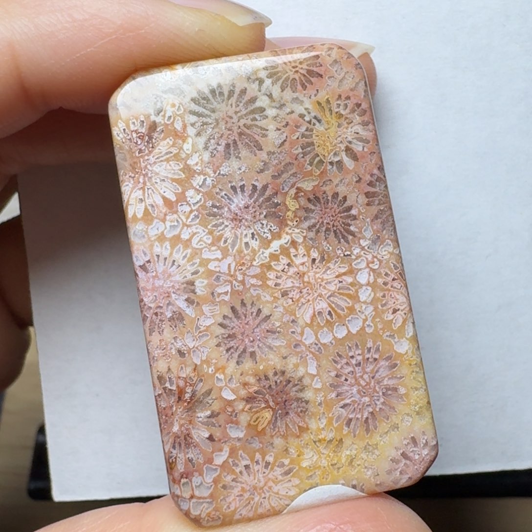 硅化玉紫粉满花，好盘未镶嵌