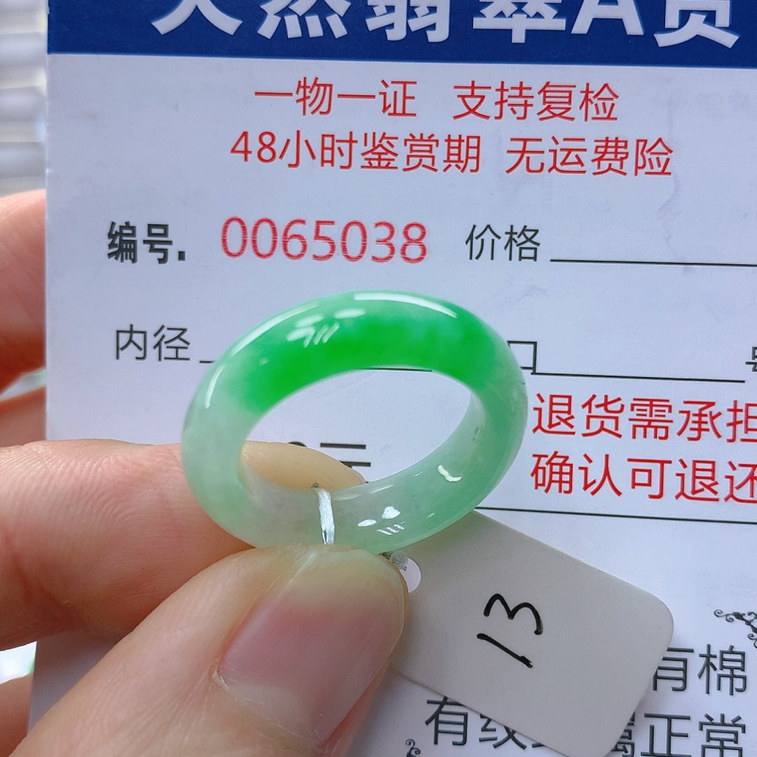 翡翠戒指未镶嵌。****7翡翠
