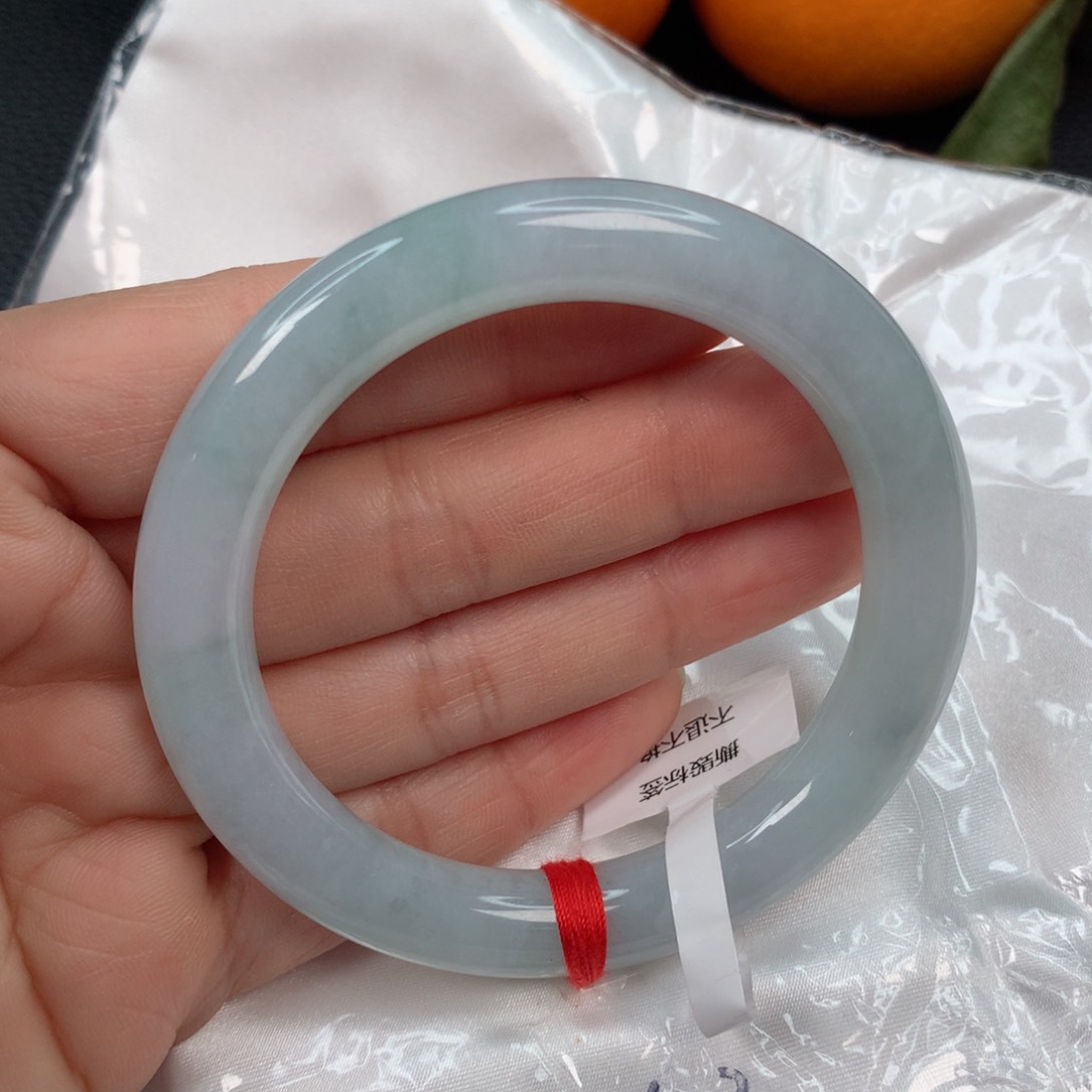 翡翠手镯未镶嵌………….
