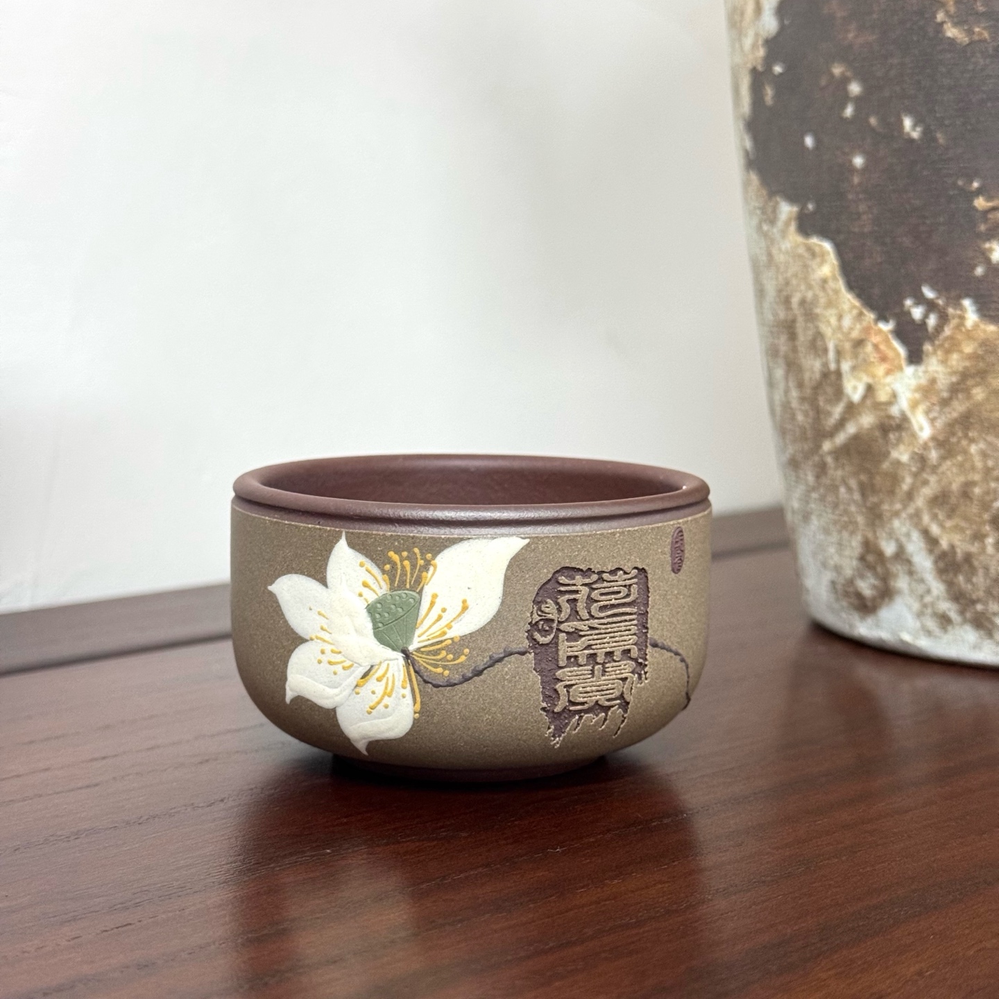 宜兴坭香紫砂主人杯纯堆绘手刻荷为贵原矿紫泥粉浆蟹壳青茶杯110c