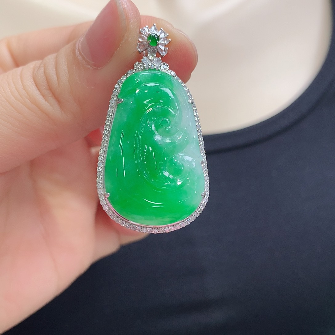 翡翠颈饰18K金镶嵌如意