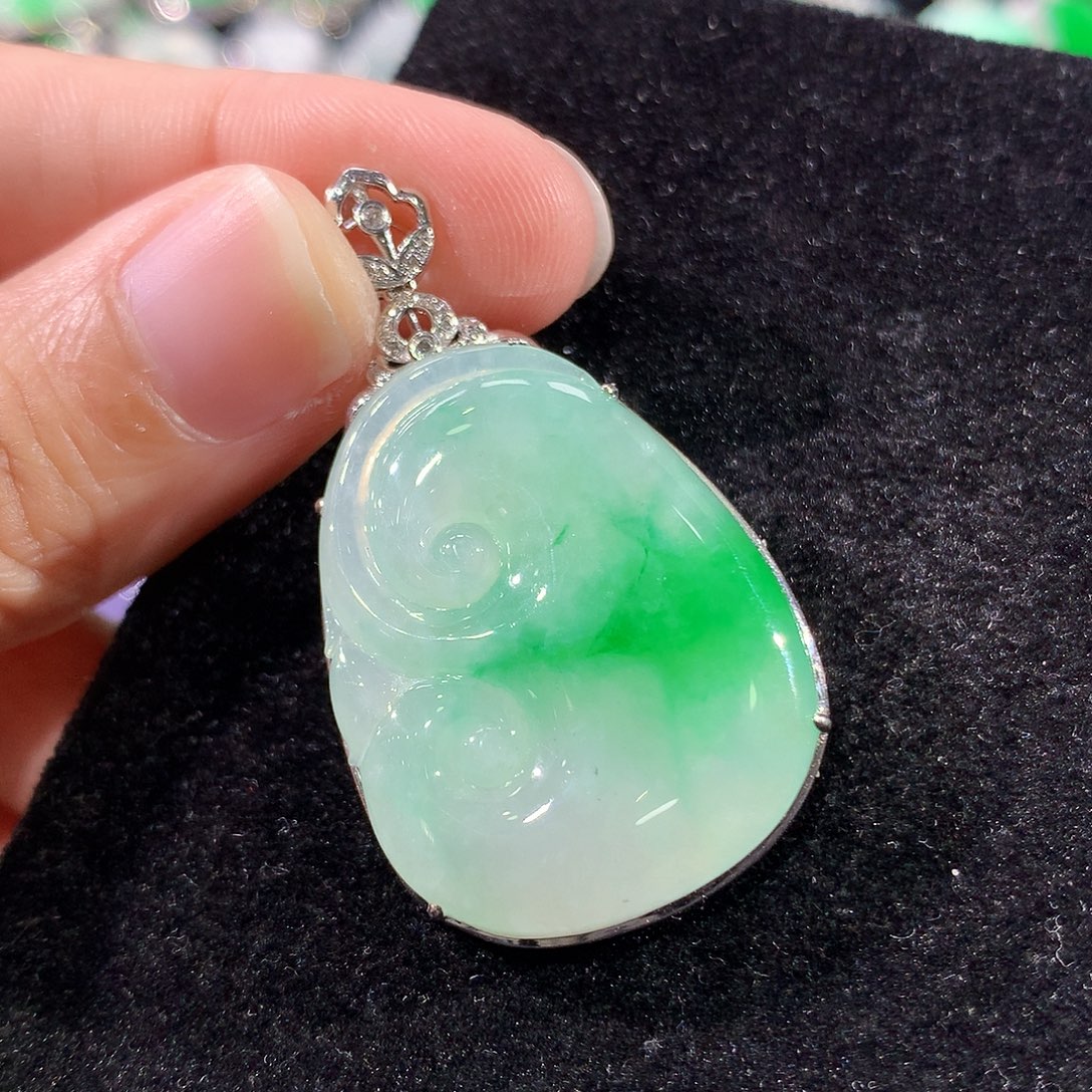 翡翠18K金镶嵌颈饰