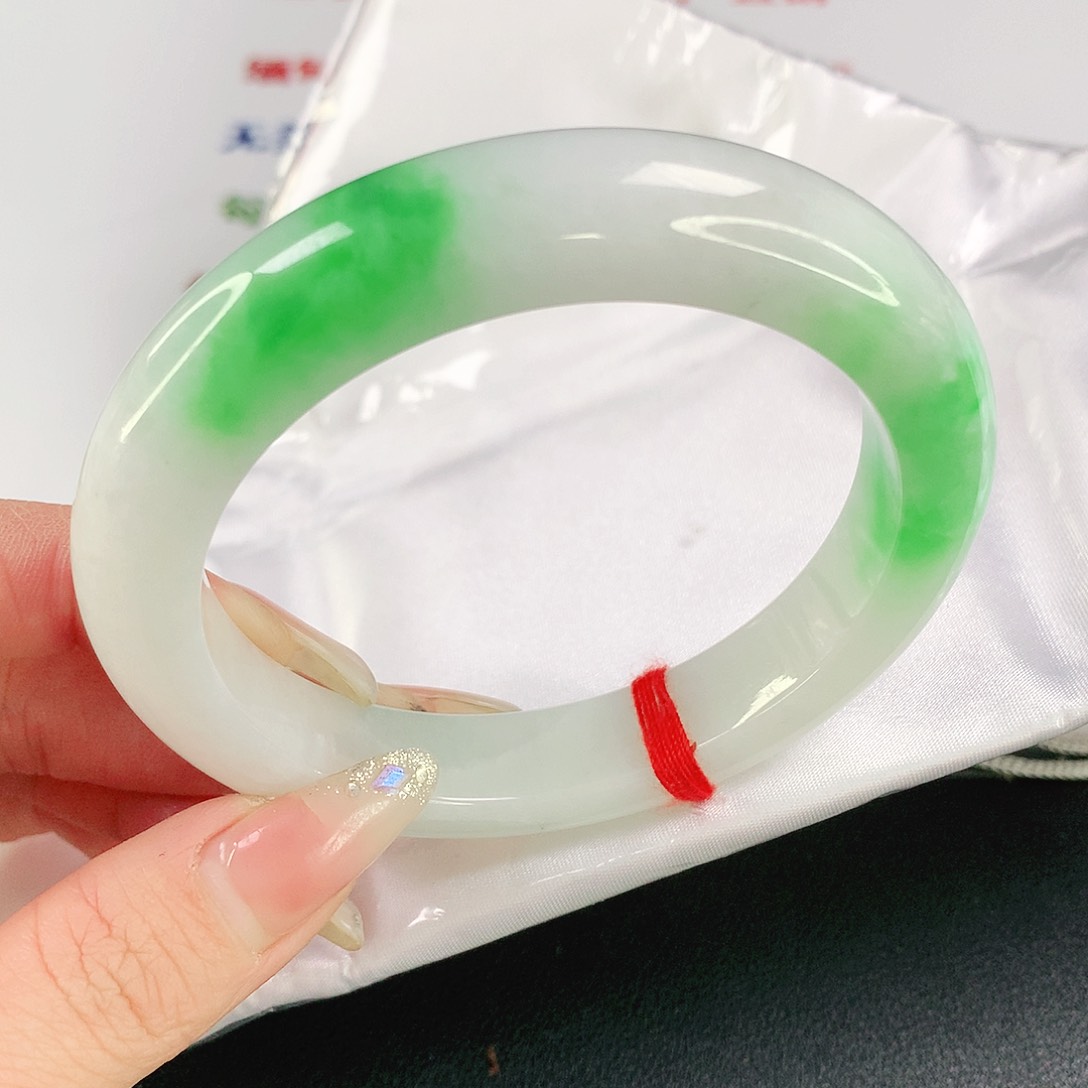 翡翠手镯未镶嵌大***64908翡翠