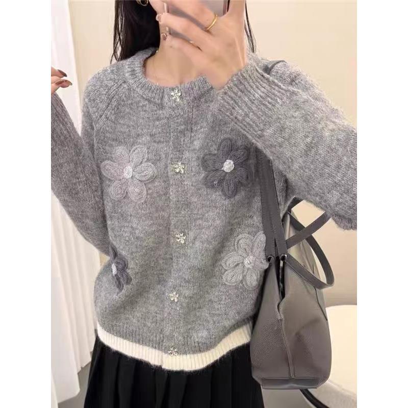 高级感气质花朵灰色毛衣外搭女秋冬显瘦遮肉短款针织开衫