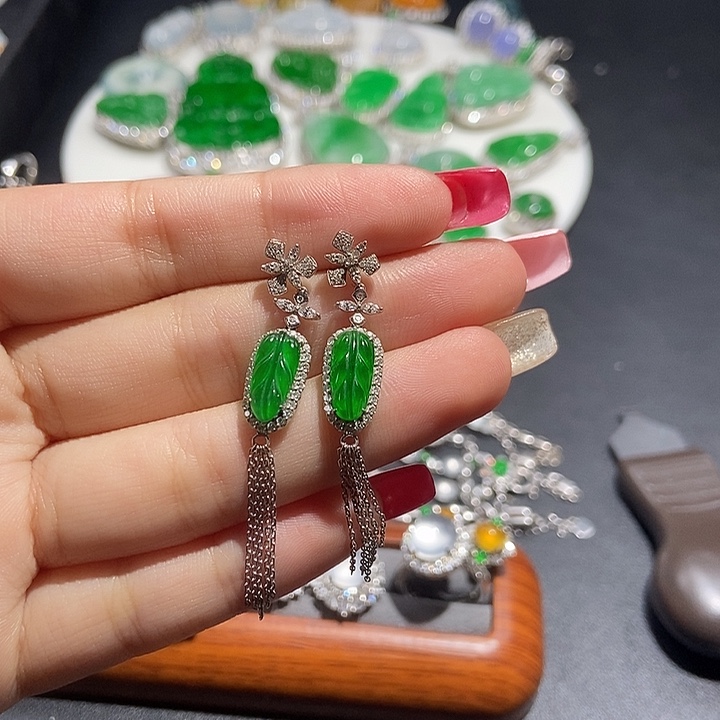 颈饰18K金镶嵌翡翠