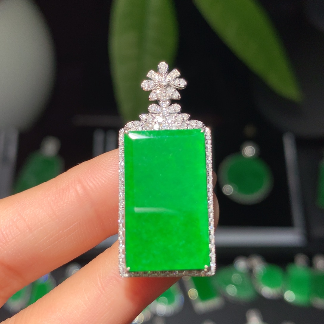 翡翠18K金镶嵌颈饰翡翠