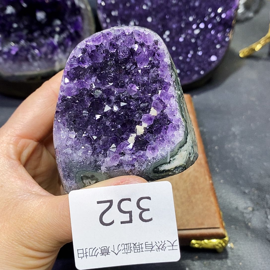 未镶嵌水晶大型摆件（非配饰）