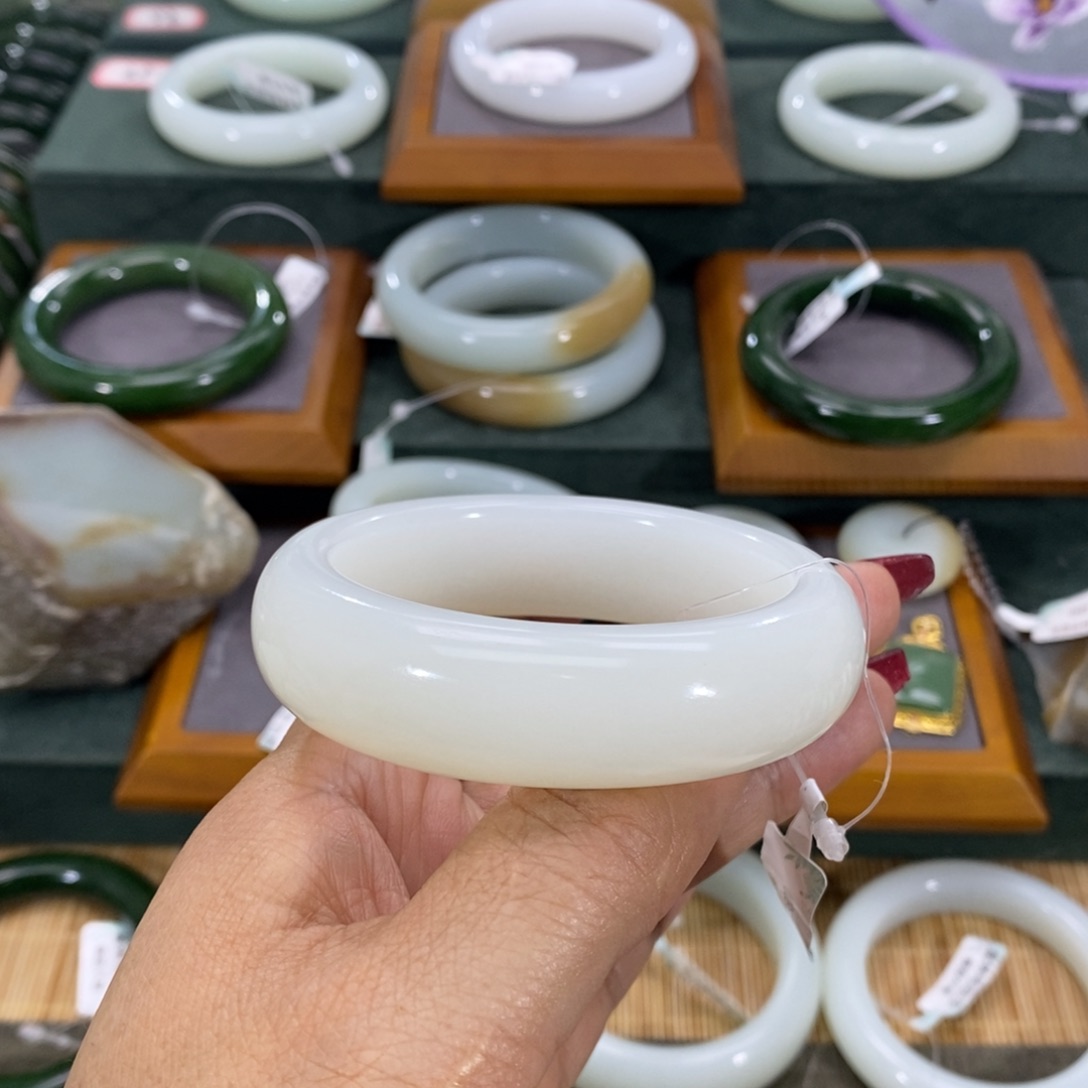 和田玉手镯未镶嵌