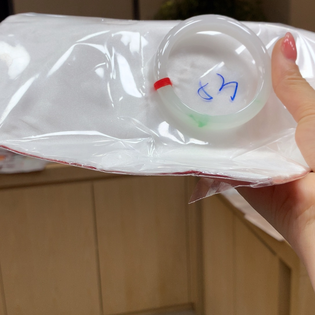 翡翠手镯未镶嵌不退不换