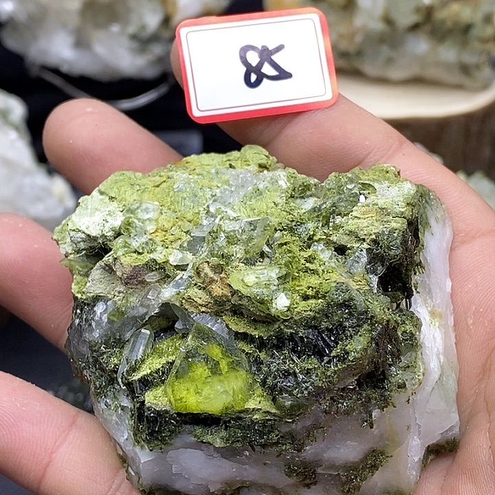 有机玻璃巴基斯坦绿莲石水晶共生85