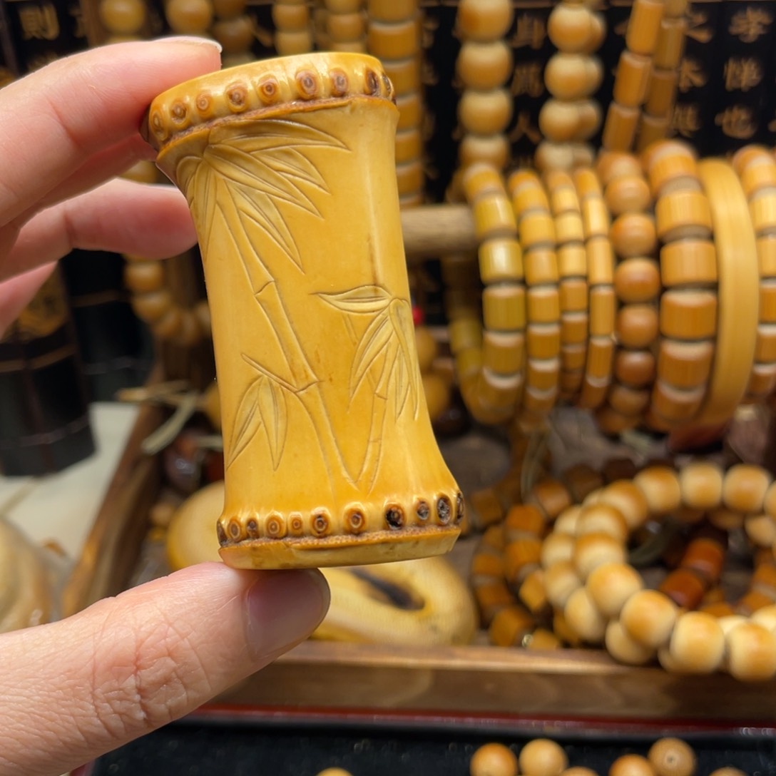 纪*豪竹根手工雕刻竹把件一个