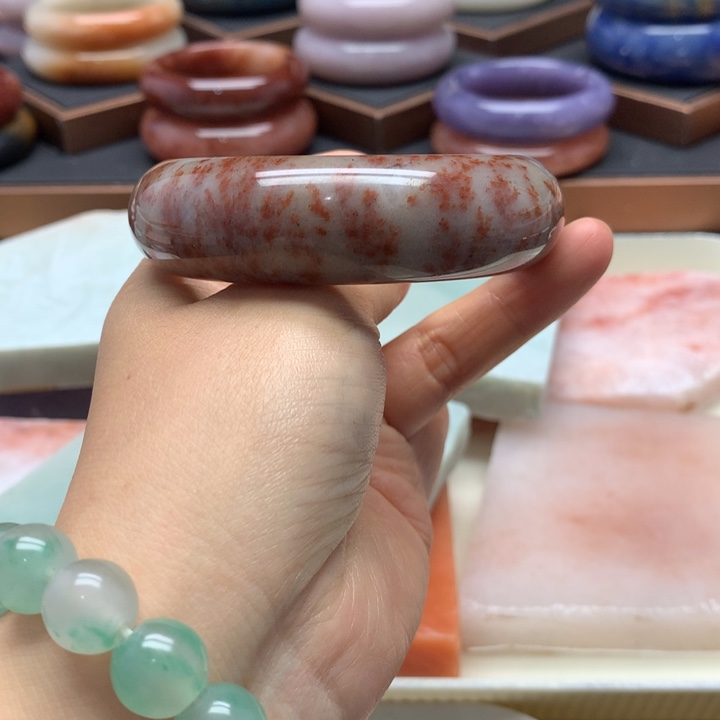 岁***匆石英质玉（佘太翠）手镯未镶嵌