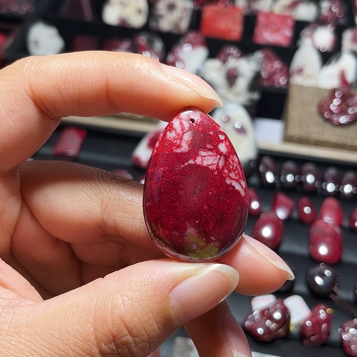 天然辰砂原矿水滴吊坠29.1克