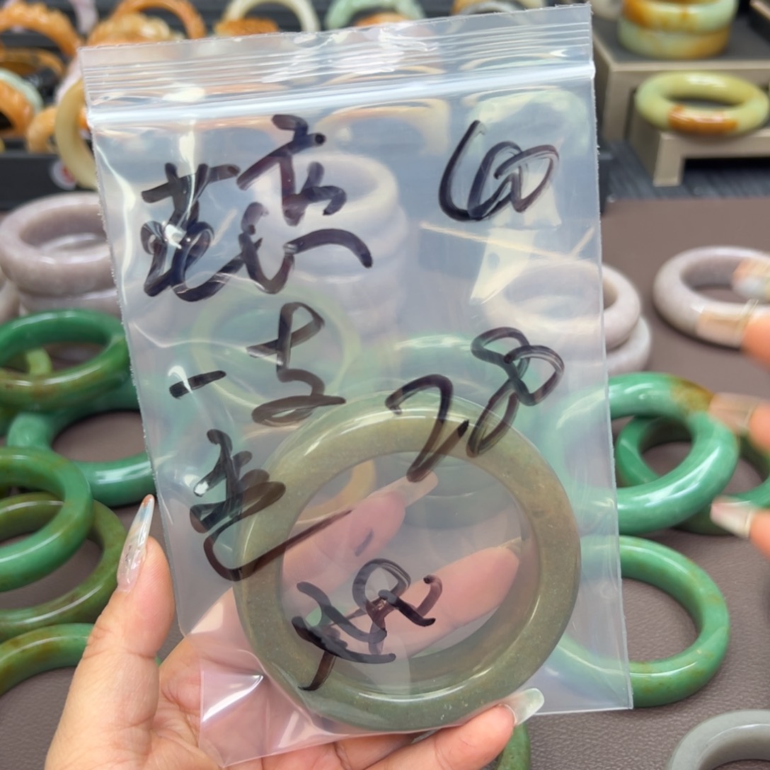 石英质玉手镯未镶嵌花***蝶