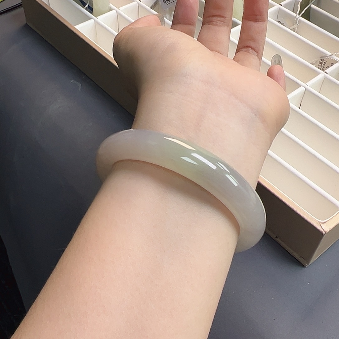 和田玉未镶嵌手镯烟紫翠青，猫光，无包容