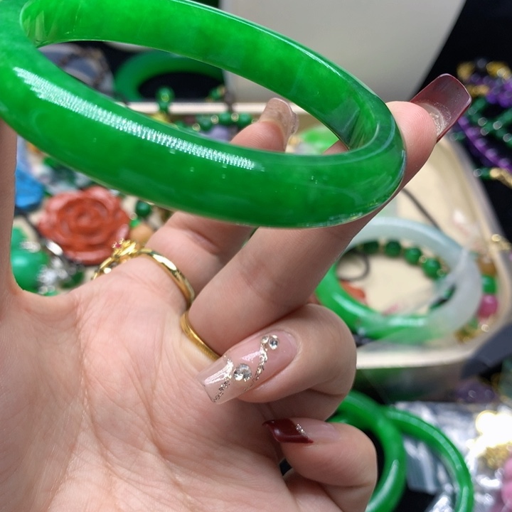 翡翠颈饰未镶嵌手镯