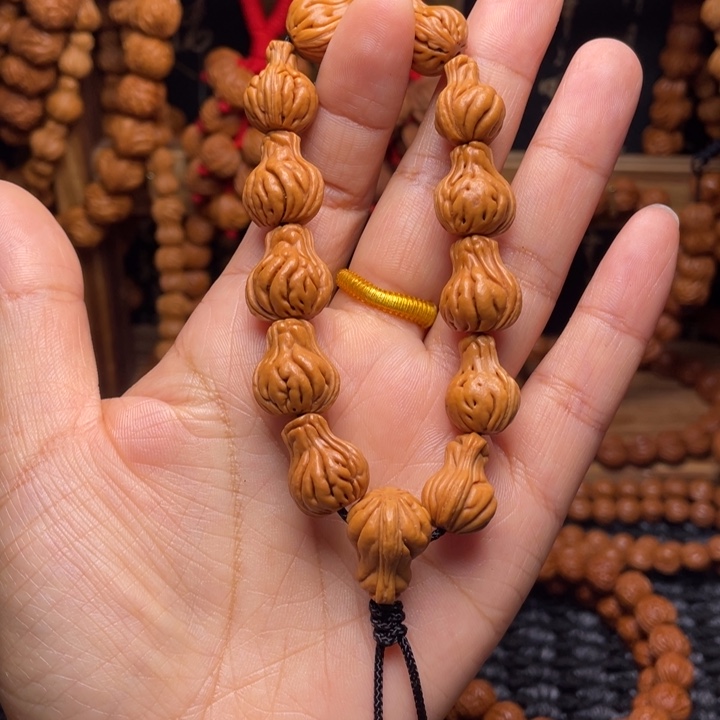 木质类龙纹桃枭挂件