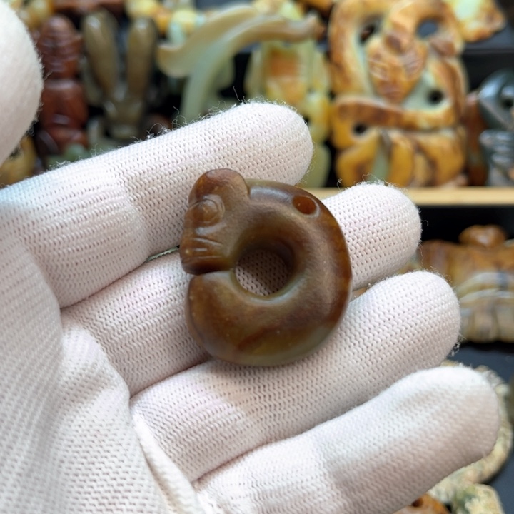 未镶嵌岫岩河磨玉（透闪石质玉）车挂生*