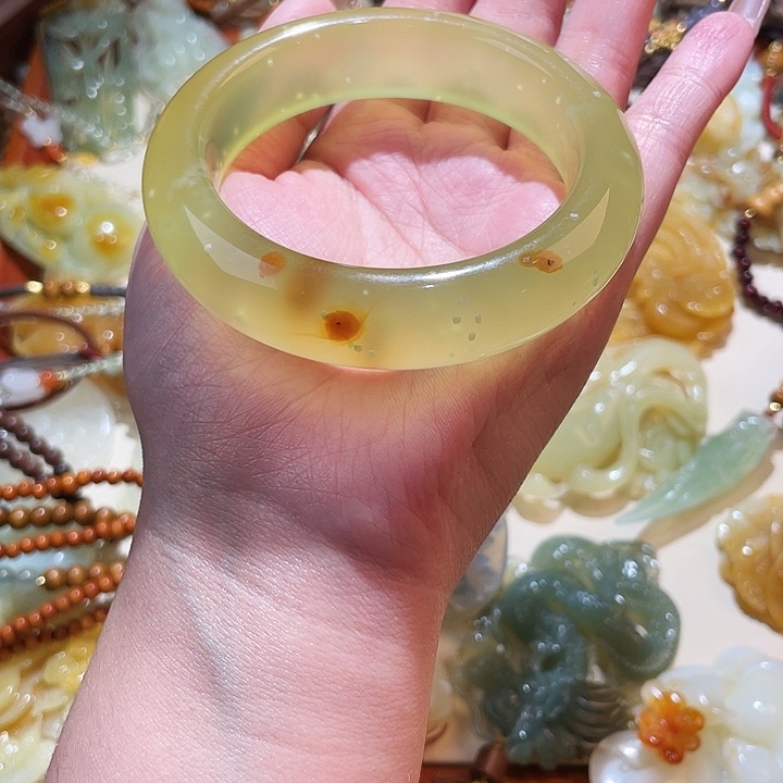 未镶嵌蛇纹石玉颈饰哑*