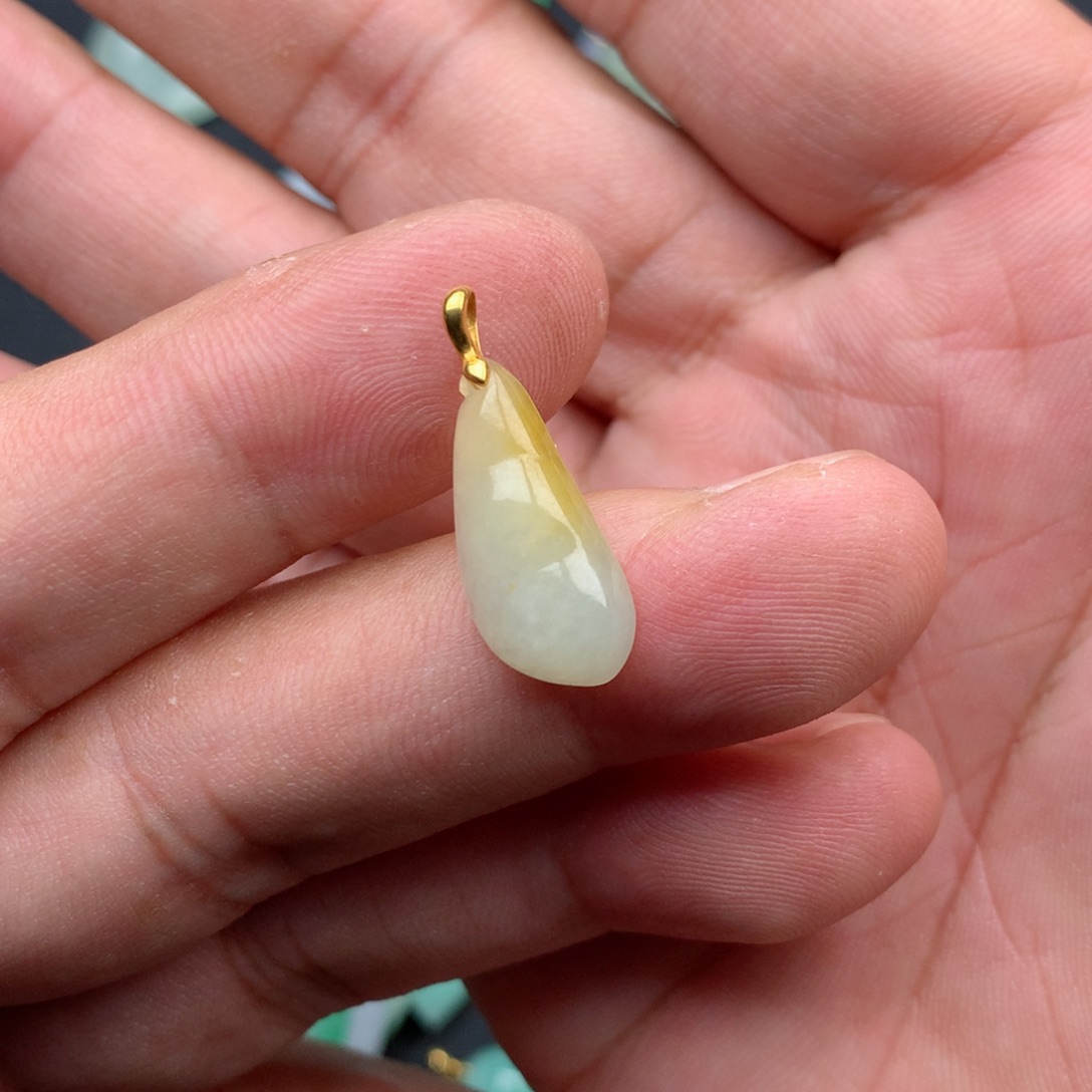 翡翠18K金镶嵌颈饰豆子