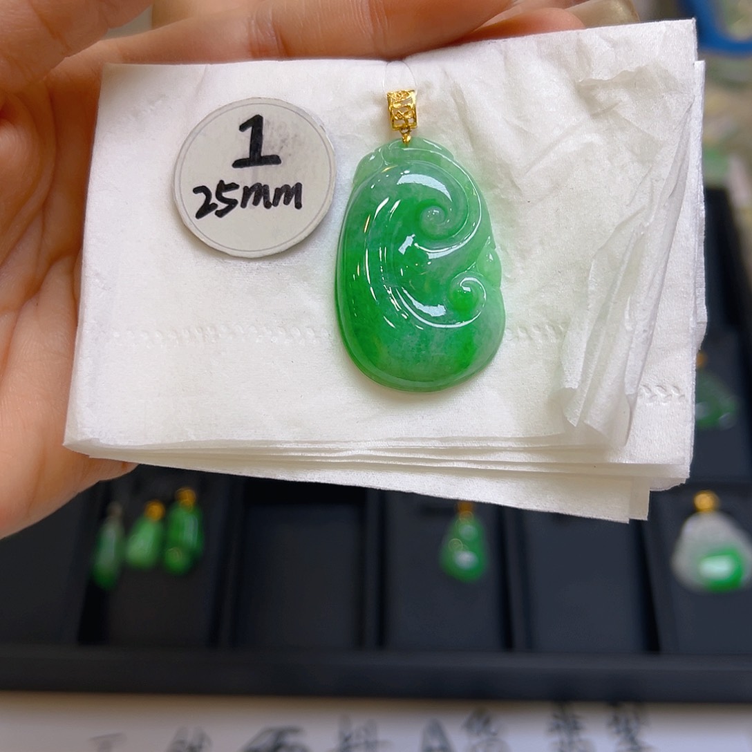 翡翠颈饰18K金镶嵌翡翠