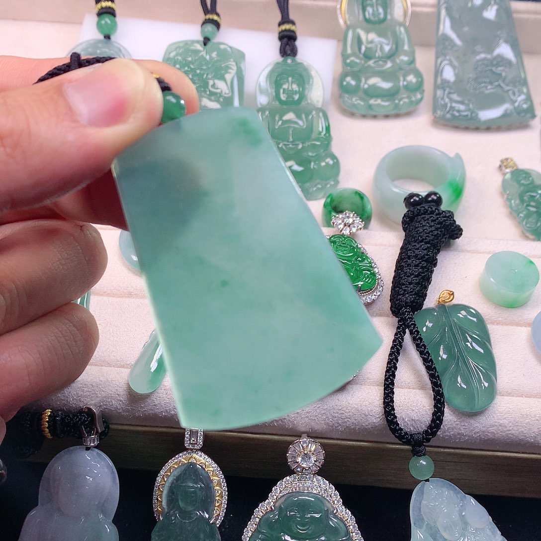 翡翠颈饰未镶嵌翡翠