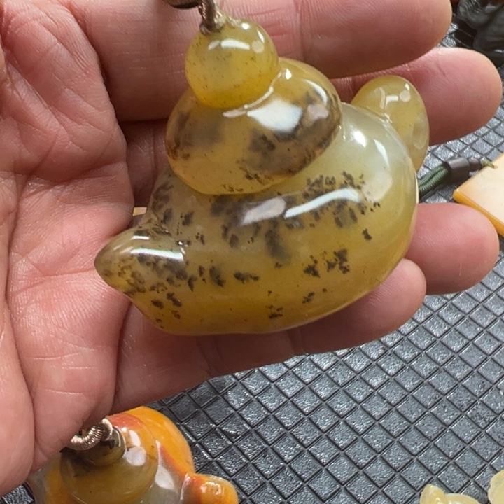 石英质玉（黄龙玉）颈饰未镶嵌